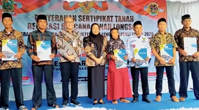 Featured image for Penyerahan Sertifikat Tanah Relokasi Bencana Longsor